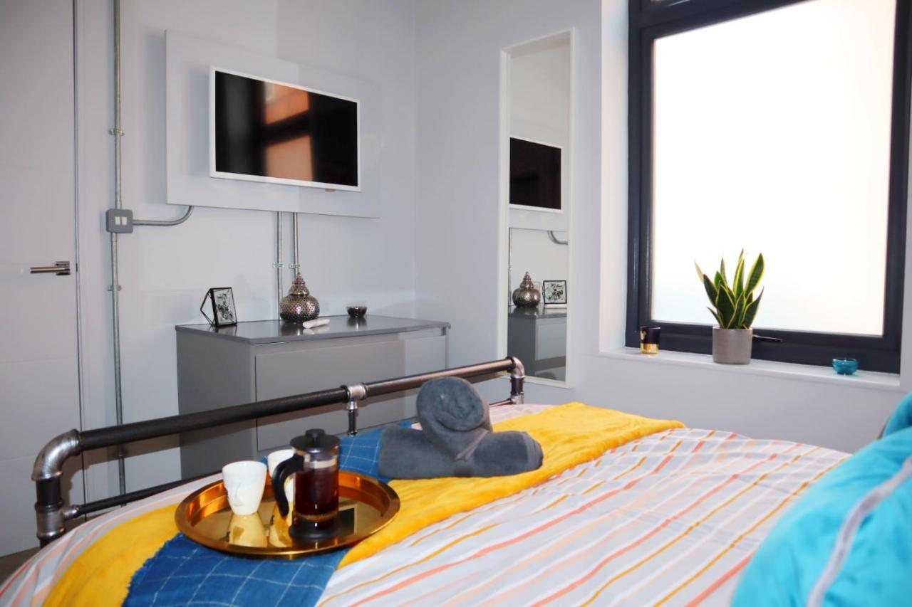 Trendy Urban Industrial Apartment - Great Location - Parking - Fast Wifi - Smart Tv - Beautiful 2 Double Bedroom Apartment Sleeps Up To 4! Bournemouth Eksteriør billede