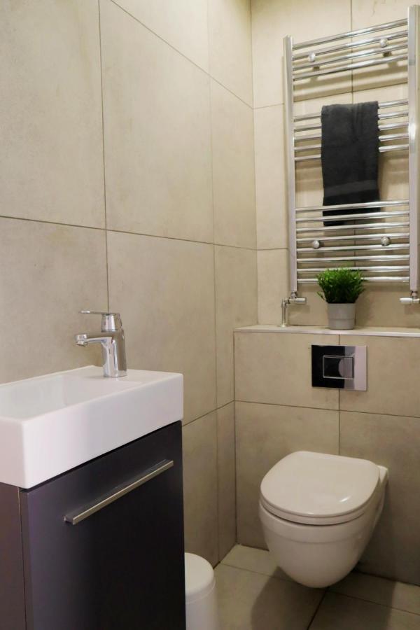 Trendy Urban Industrial Apartment - Great Location - Parking - Fast Wifi - Smart Tv - Beautiful 2 Double Bedroom Apartment Sleeps Up To 4! Bournemouth Eksteriør billede
