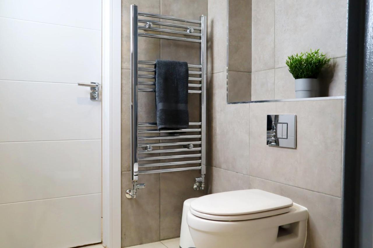 Trendy Urban Industrial Apartment - Great Location - Parking - Fast Wifi - Smart Tv - Beautiful 2 Double Bedroom Apartment Sleeps Up To 4! Bournemouth Eksteriør billede