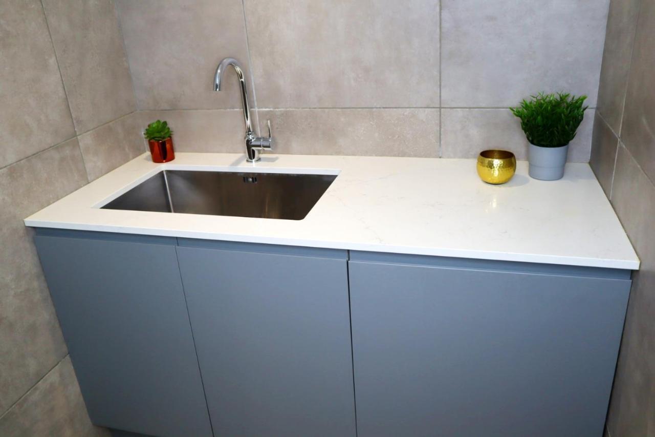 Trendy Urban Industrial Apartment - Great Location - Parking - Fast Wifi - Smart Tv - Beautiful 2 Double Bedroom Apartment Sleeps Up To 4! Bournemouth Eksteriør billede