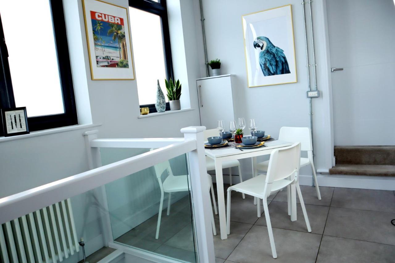 Trendy Urban Industrial Apartment - Great Location - Parking - Fast Wifi - Smart Tv - Beautiful 2 Double Bedroom Apartment Sleeps Up To 4! Bournemouth Eksteriør billede